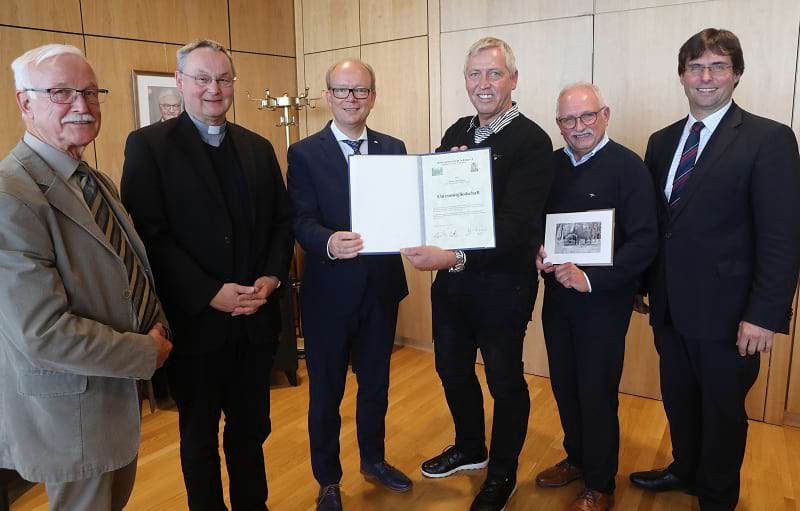 Heinz Huber, Pfarrer Günter Puts, André Kuper, Wolfgang Toerschen, Erwin Jansen, Dr. Marcus Optendrenk (v.l.) bei der Übergabe der Urkunde über die Ehrenmitgliedschaft im Kreuzgartenverein Schaag e.V.