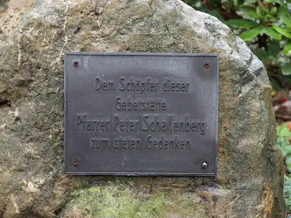Gedenktafel "Schöpfer dieser Gebetstätte Pfarrer Peter Schallenberg zum steten Gedenken"