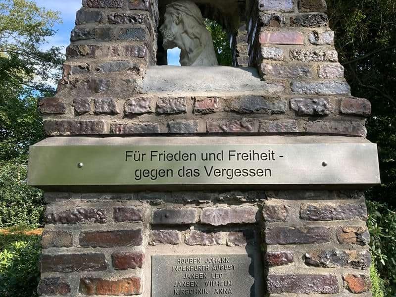 MetallbandEhrenmal 1 1920w