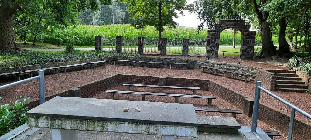 Blick in den Kreuzgarten vom Altar