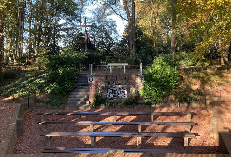 Altarbereich im Kreuzgarten