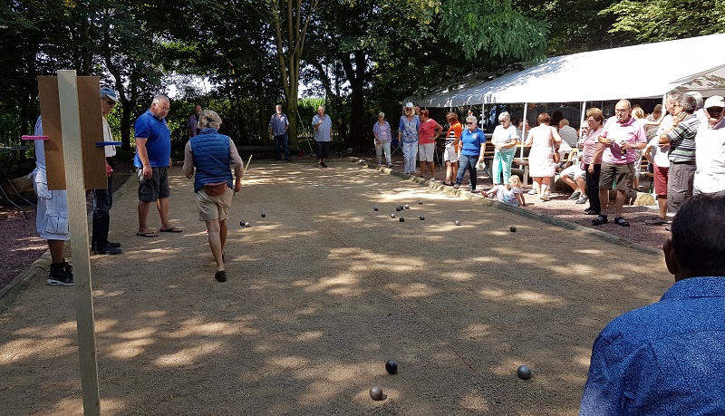 Auf dem Bouleplatz wird ein Turnier gespielt