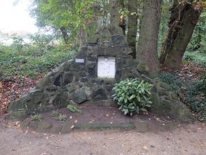 10. Kreuzwegstation: Jesus wird seiner Kleider beraubt