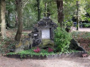 11. Kreuzwegstation: Jesus wird ans Kreuz genagelt