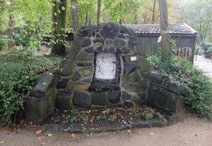 13. Kreuzwegstation: Jesus wird vom Kreuz abgenommen