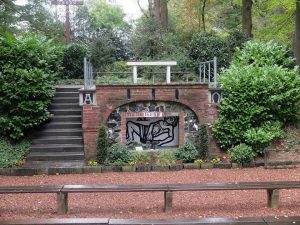 14. Kreuzwegstation: Der heilige Leichnam Jesu wird in das Grab gelegt
