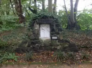 2. Kreuzwegstation: Jesus nimmt das Kreuz auf seine Schultern