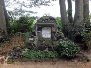 3. Kreuzwegstation: Jesus fällt zum ersten Mal unter dem Kreuz