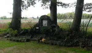 5. Kreuzwegstation: Simon von Cyrene hilft Jesus das Kreuz tragen