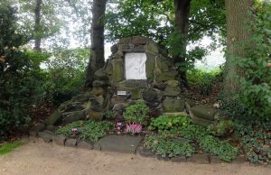 6. Kreuzwegstation: Veronika reicht Jesus das Schweißtuch