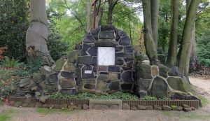 7. Kreuzwegstation: Jesus fällt zum zweiten Mal unter dem Kreuz