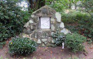 9. Kreuzwegstation: Jesus fällt zum dritten Mal unter dem Kreuz