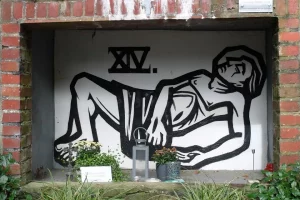 14. Kreuzwegstation: Der heilige Leichnam Jesu wird in das Grab gelegt