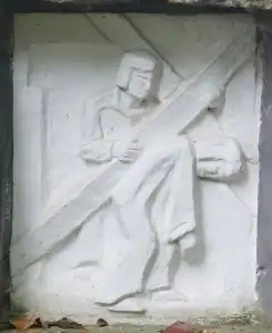 5. Kreuzwegstation: Simon von Cyrene hilft Jesus das Kreuz tragen