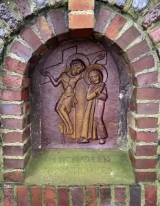 5. Station Mariengarten: Das Stehen unter dem Kreuz