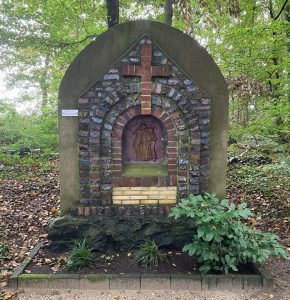 5. Station Mariengarten: Das Stehen unter dem Kreuz